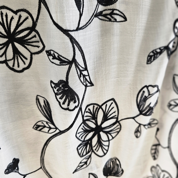 NWT Kindred Sleeveless Black and White Embroidered Floral V-Neck Blouse 3X - Picture 12 of 12